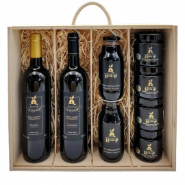 zestaw 1 butelka 750 ml z półwytrawnym winem z jagody kamczackiej, 1 butelka 750 ml z półsłodkim winem z jagody kamczackiej, sok z jagody kamczackiej, syrop i konfitura z jagody kamczackiej zapakowane na prezent w drewnianej skrzyneczce