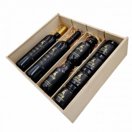 zestaw 1 butelka 750 ml z półwytrawnym winem z jagody kamczackiej, 1 butelka 750 ml z półsłodkim winem z jagody kamczackiej, sok z jagody kamczackiej, syrop i konfitura z jagody kamczackiej zapakowane na prezent w drewnianej skrzyneczce
